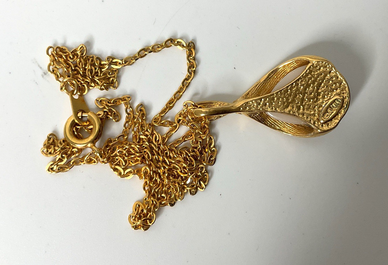 Vintage Avon Faux Pearl Teardrop Pendant Necklace Gold Tone Finish 1052