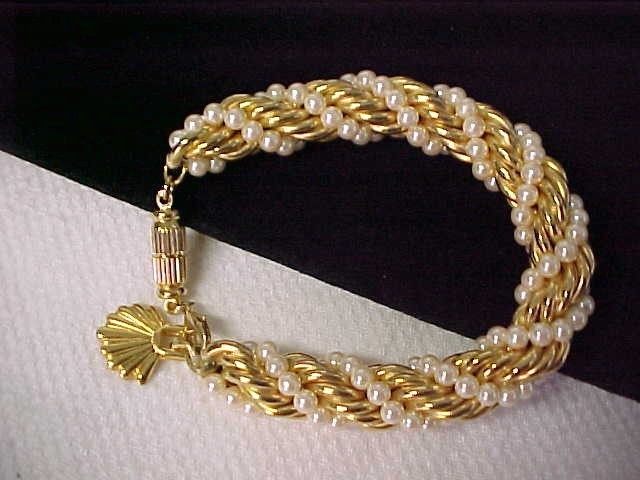 Richelieu White Faux Pearls Wrapped on Gold Tone Rolo Chain Bracelet 8.75″ VTG