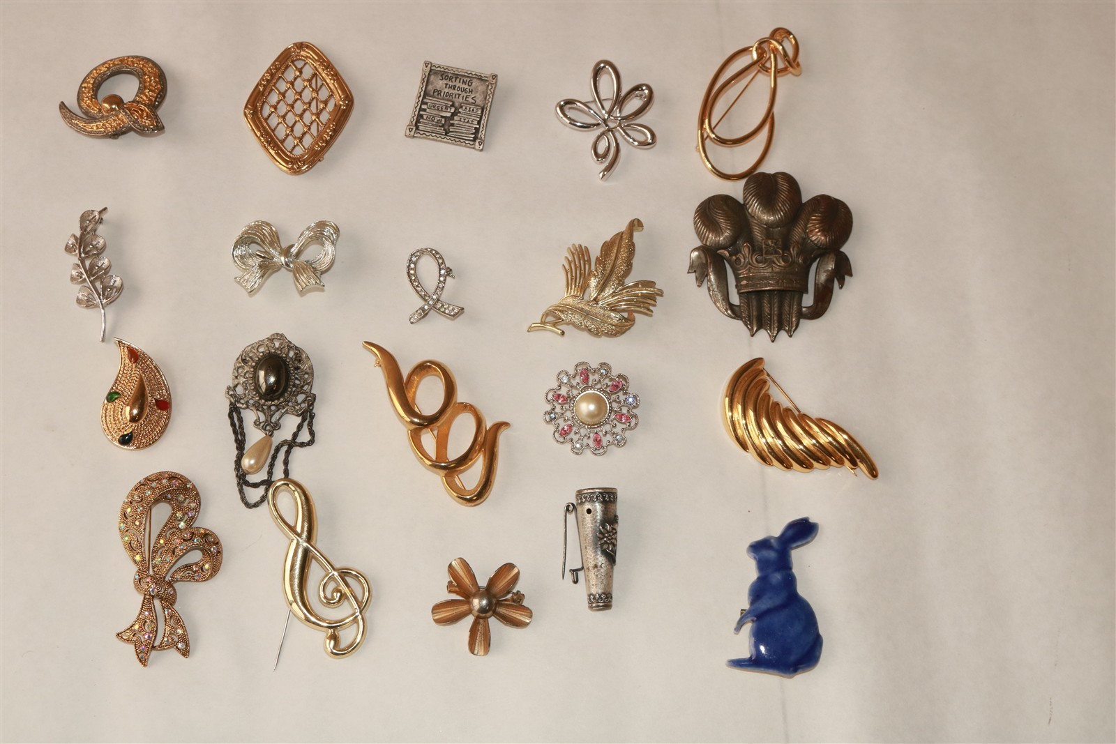 LOT OF 20 DIFFERENT VINTAGE TO MODERN BROOCHES PINS – Lot #2