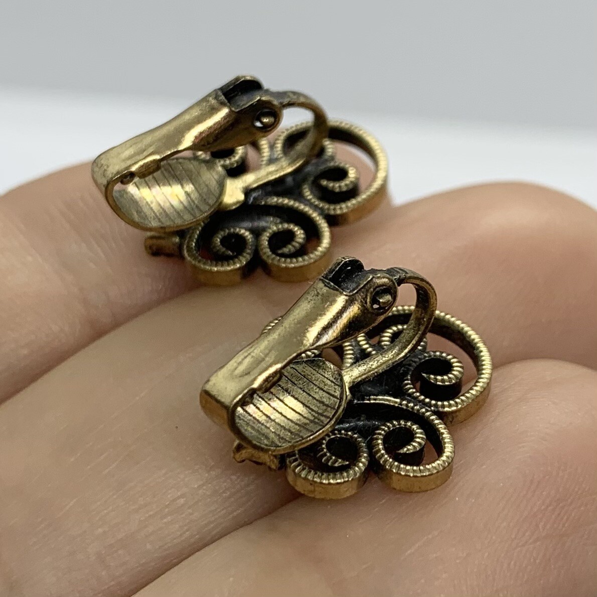 VTG RED GRIPOIX GLASS CABOCHON GOLD FILIGREE NOUVEAU EARRINGS CLIP-ON 5/8”