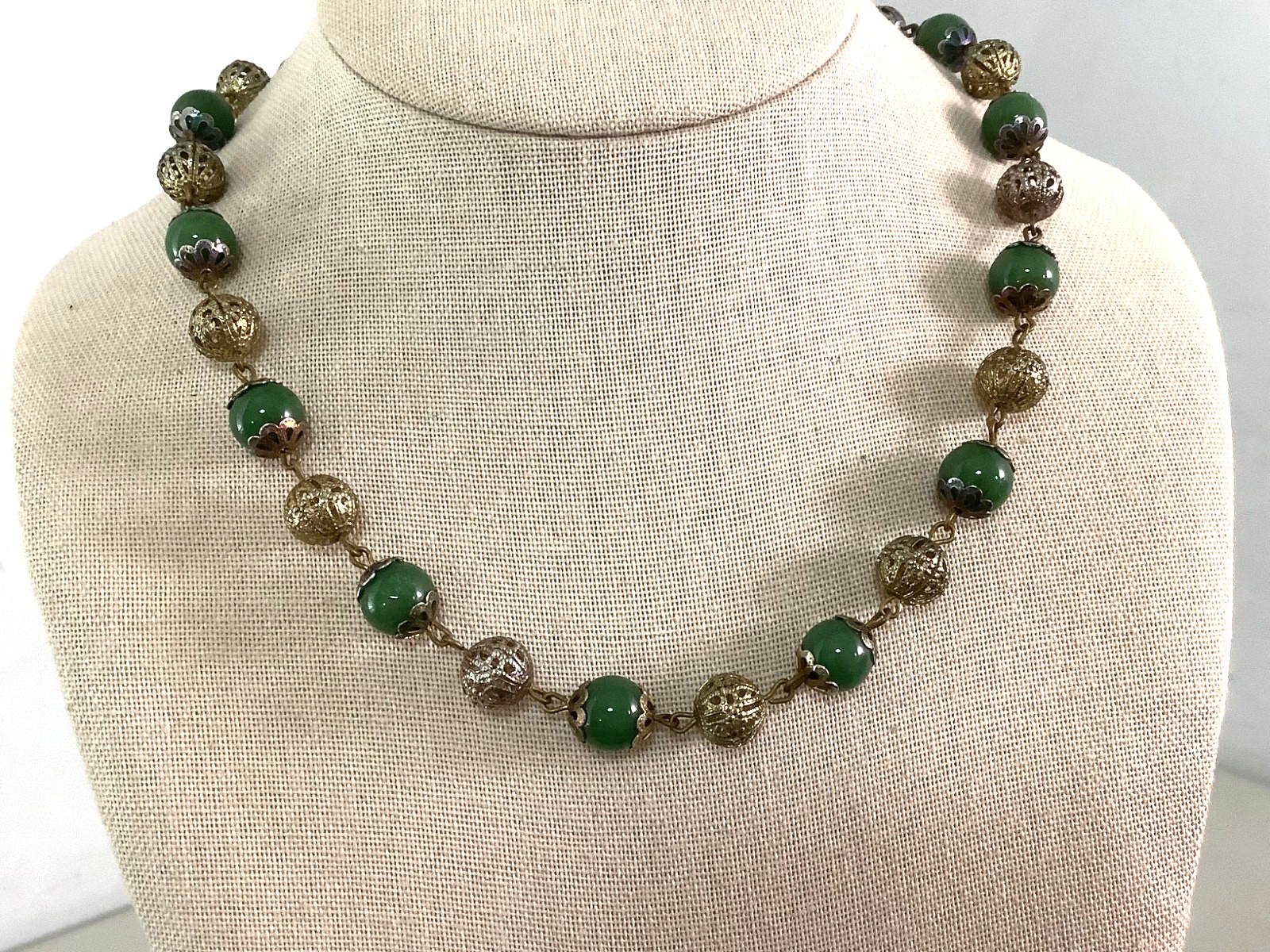 Vintage Art Deco vivid green Jade station beaded necklace 18″