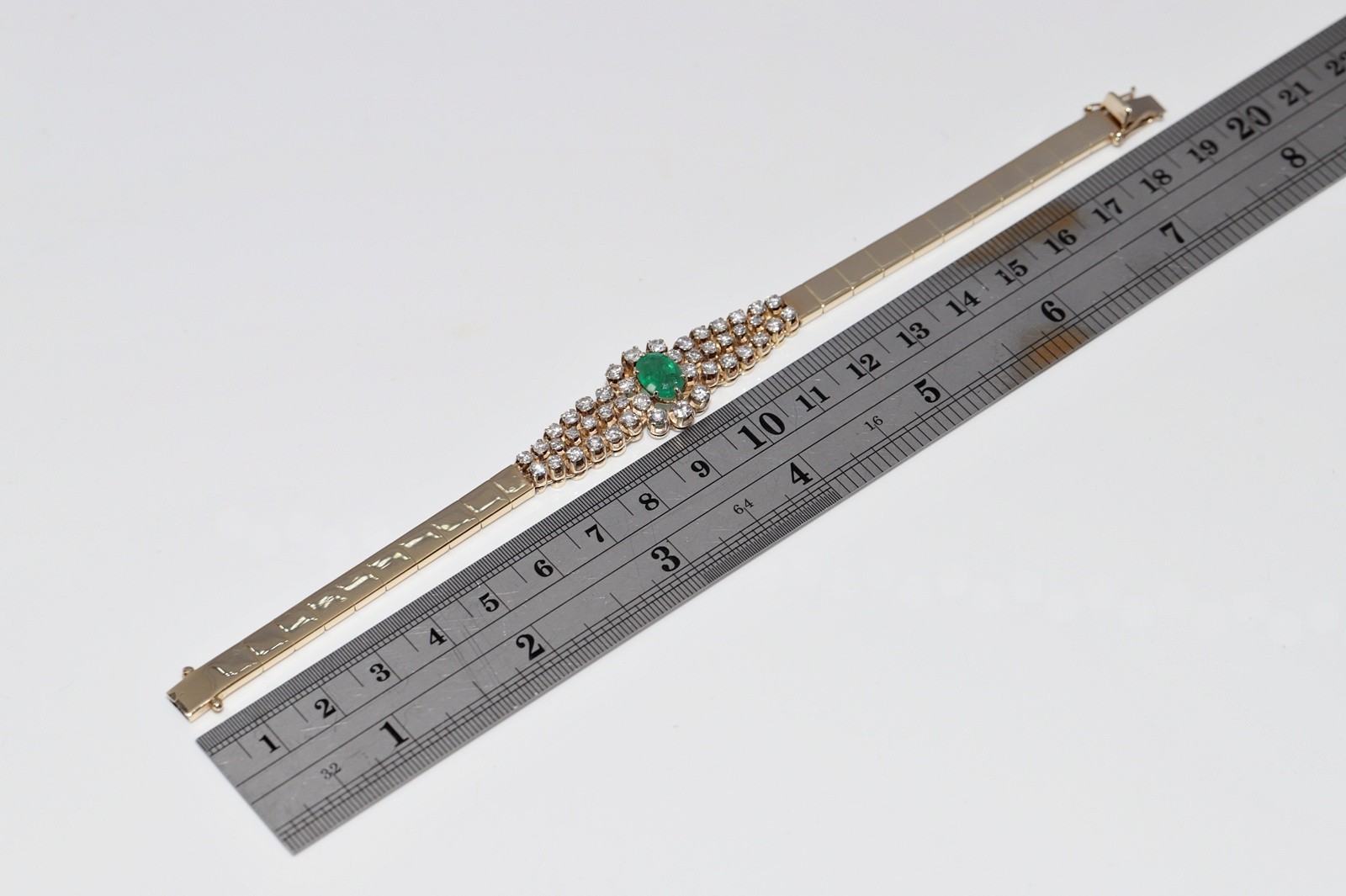 Vintage Circa 1980s 18k Gold Natural Diamond And Oval Cut Emerald Bracelet