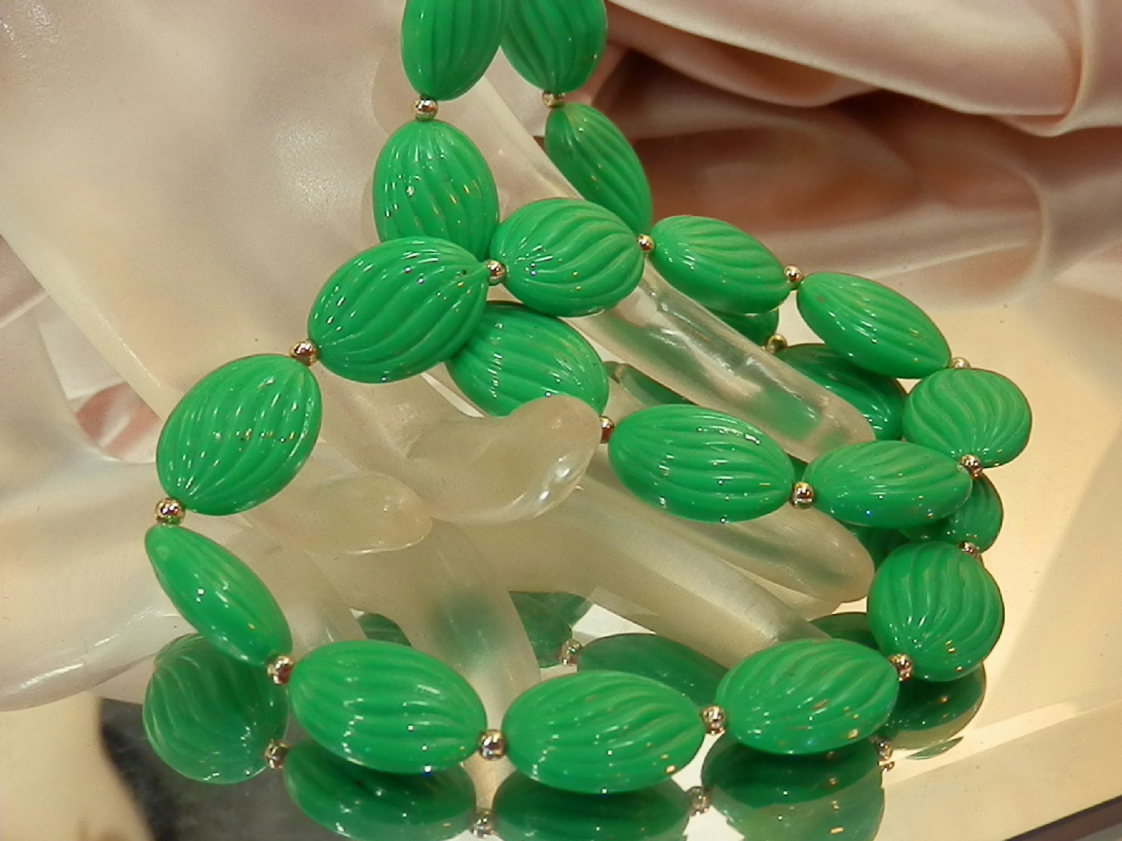 PRETTY 70s Textured Vivid Green Lucite Necklace 582J5