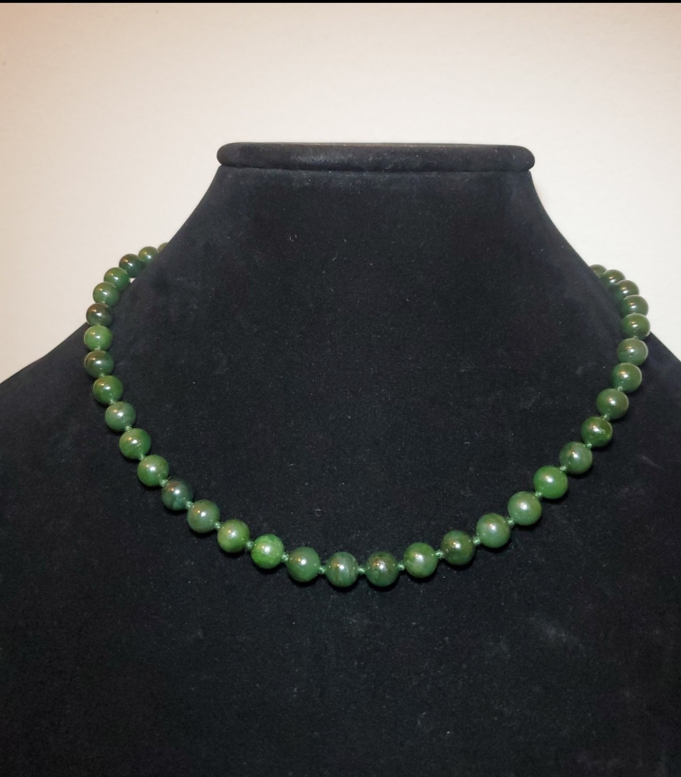 Vtg Hand-Knotted Spinach Green Nephrite Jade Beaded 18″ Fishhook Clasp Necklace