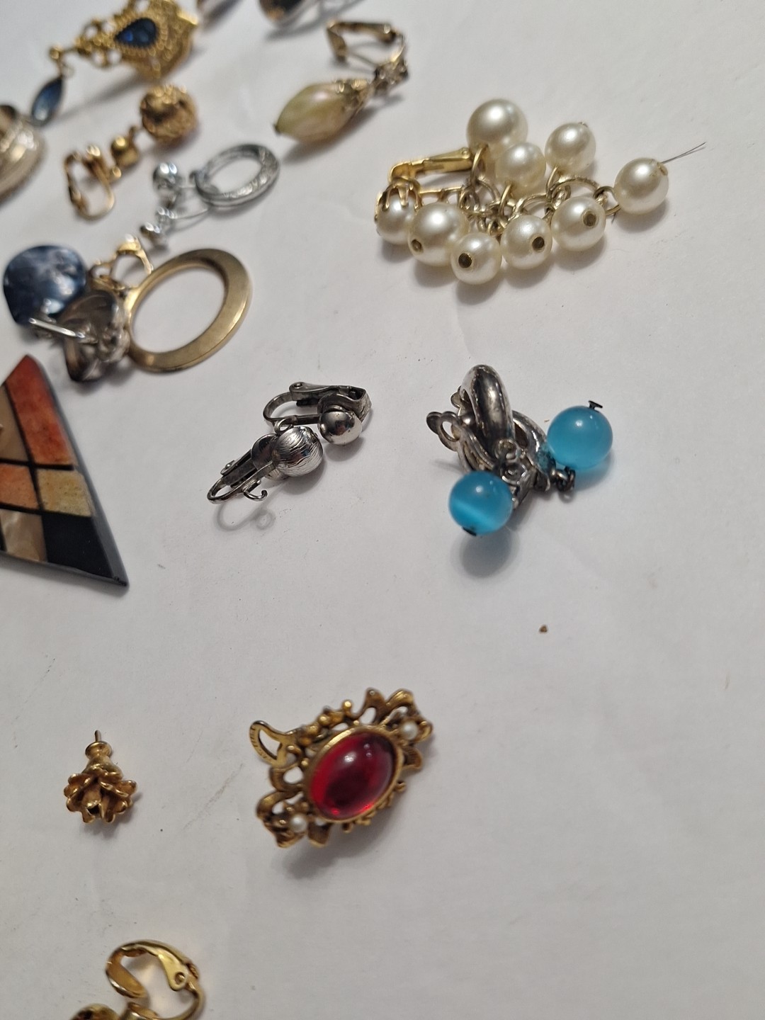 Costume Jewelry Earring Lot 40 pc pre-owned SINGLES AND PAIRS. AS IS . JZ