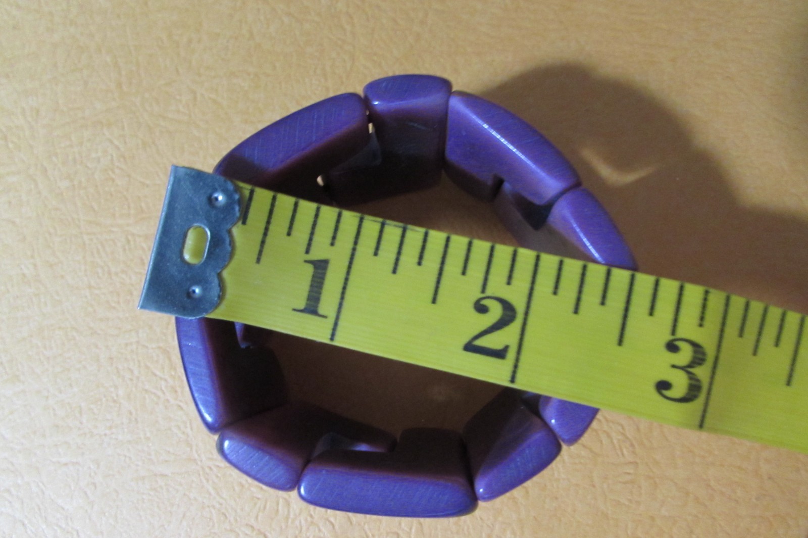 VINTAGE heavy plastic 1 1/2″ wide purple stretchy bracelet – about 3″ across