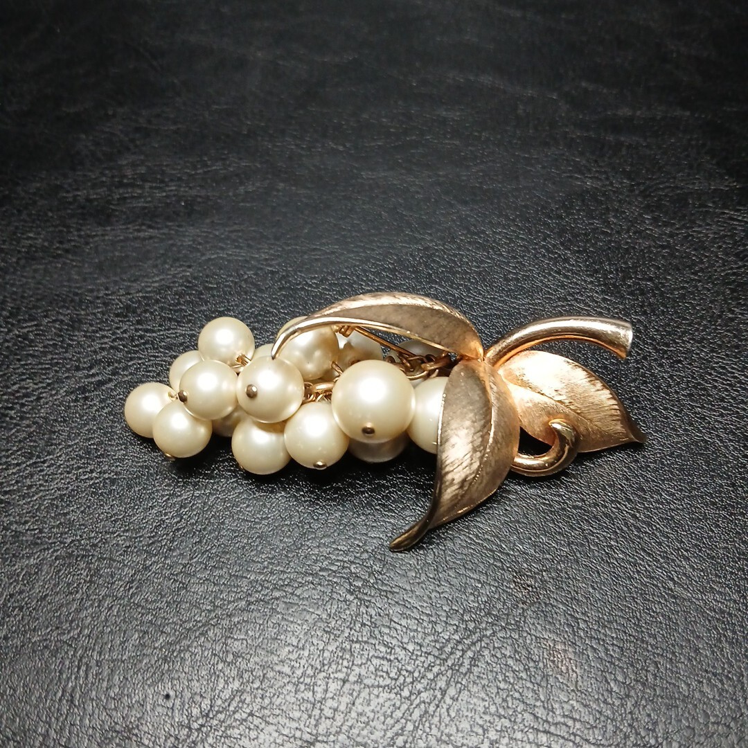 Vintage Jewelry Gold Tone Bunch Of Grapes Leaves Pin Brooch Gold Tone. 10425