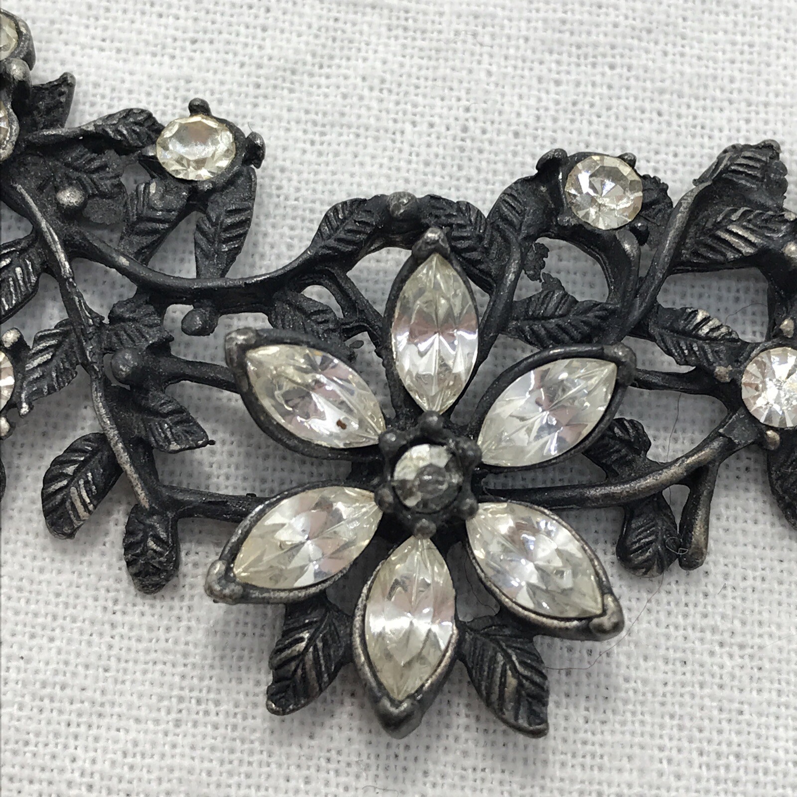Vintag Pewter Tone Floral Design with Clear White Rhinestones Collar Necklace