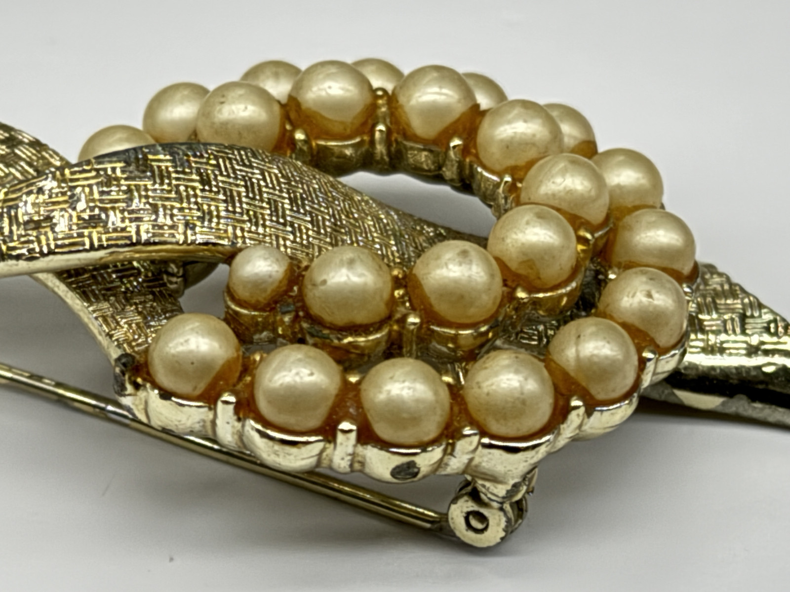 Vintage Coro Pegasus Gold Tone Ribbon Tiered Faux Pearl Circle Brooch Textured