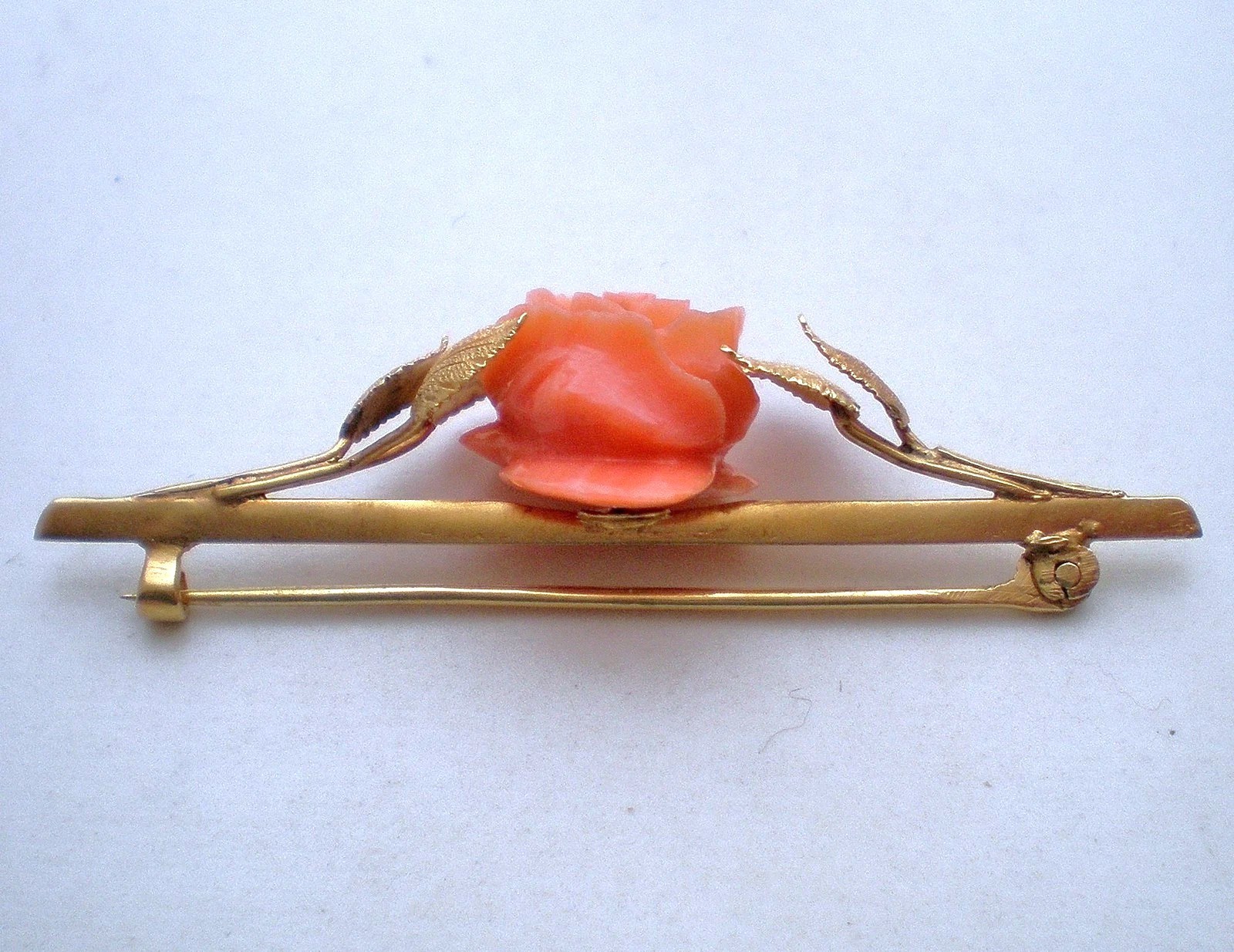 Vintage Solid 18K Yellow Gold Carved Salmon Pink Coral Rose Flower Brooch Pin