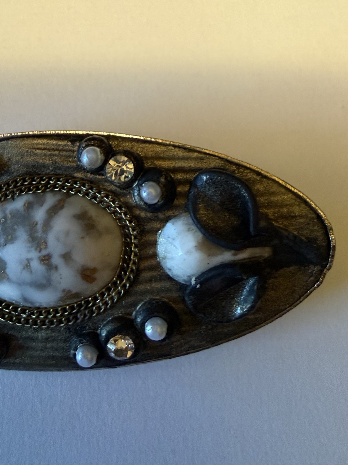 Unique VTG mixed media Brooch / Pot Metal / Rhinestones / Agate / Chain / Pearl