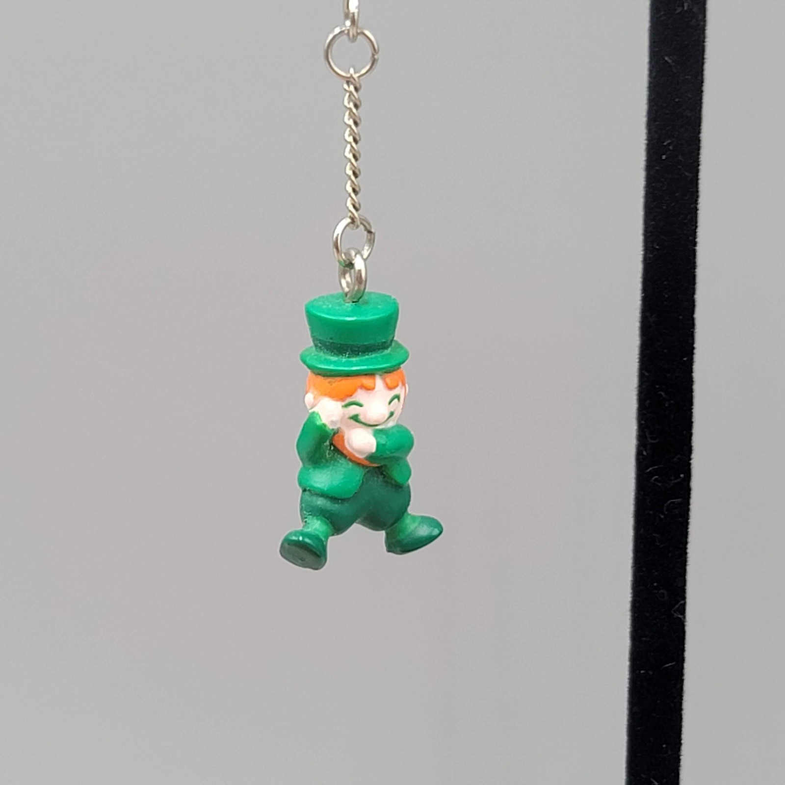 Vintage Hallmark Leprechaun Pierced Earrings Silver tone Chain Dangle 1.5″