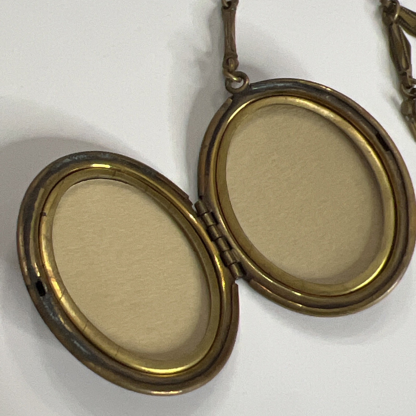 Pididdly Links Floral Locket Necklace Brass Tone Victorian Antique Style 20”