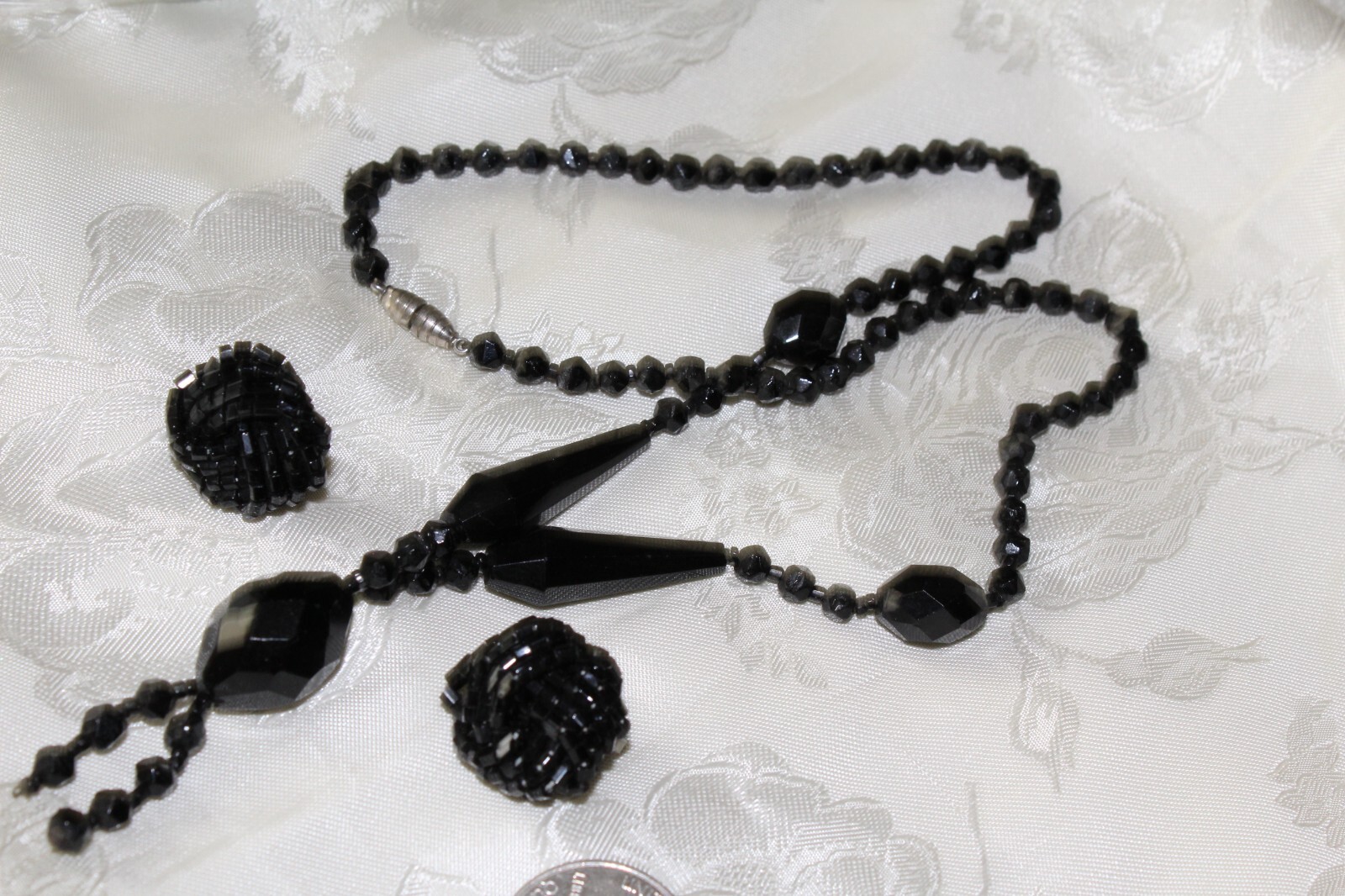 VTG BLACK GLASS TEAR DROP PENDENT NECKLACE+ CLUSTER BLACK SEEDBEAD CLIP EARRINGS