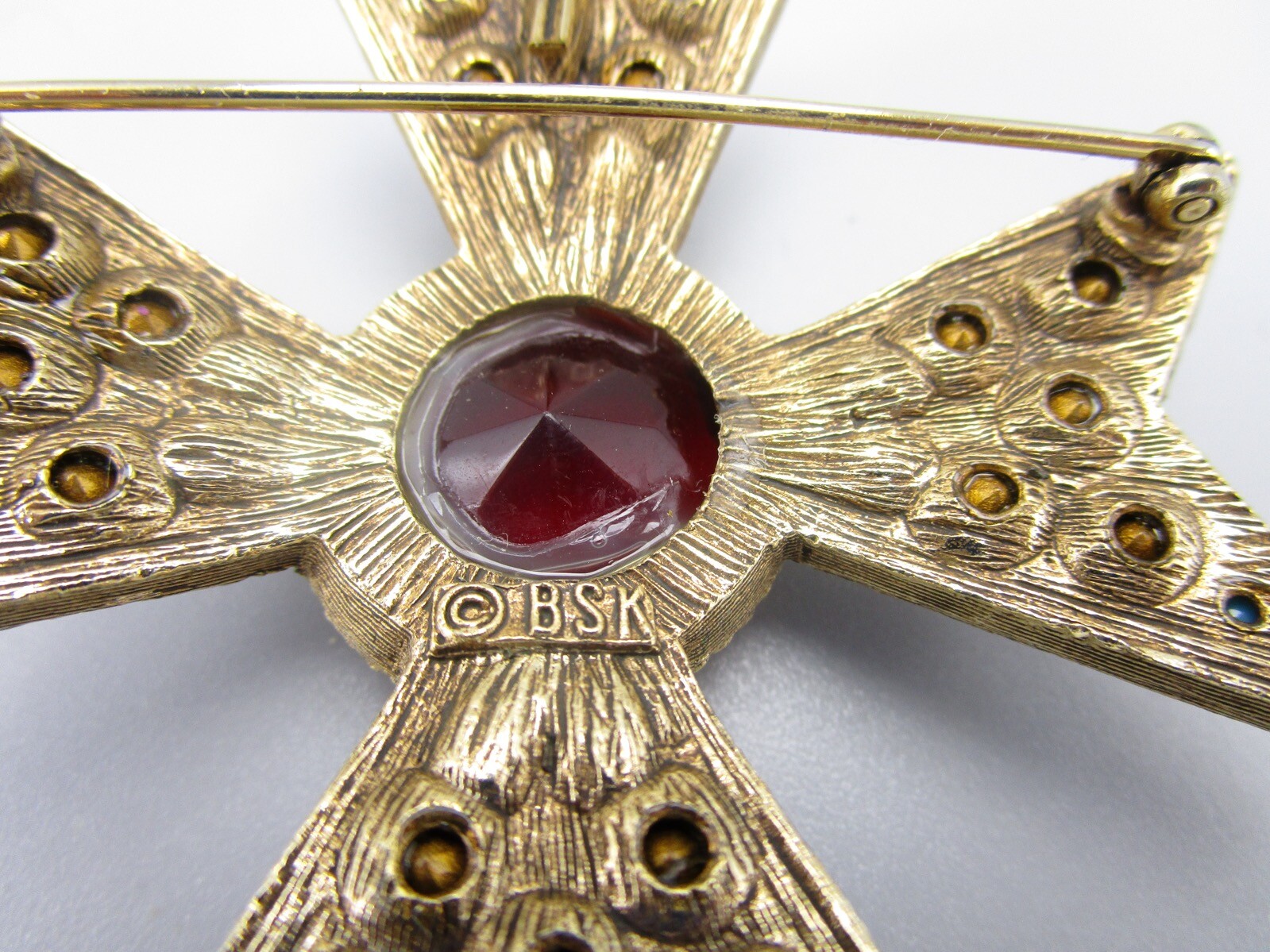GORGEOUS VINTAGE BSK GOLDTONE RED FUCHSIA & TURQUOISE MALTESE CROSS BROOCH PIN
