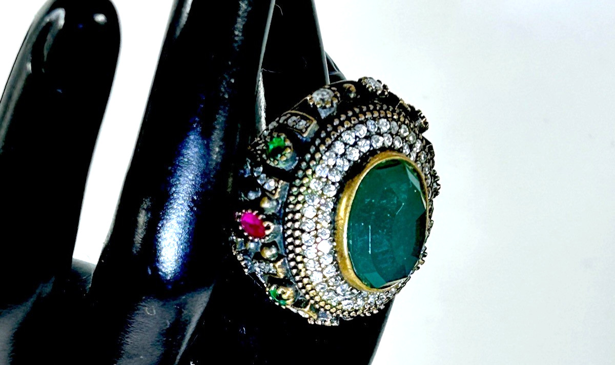 Vintage Stunning Large Royal Green Center & Small Accent Stones Ring Sz 8