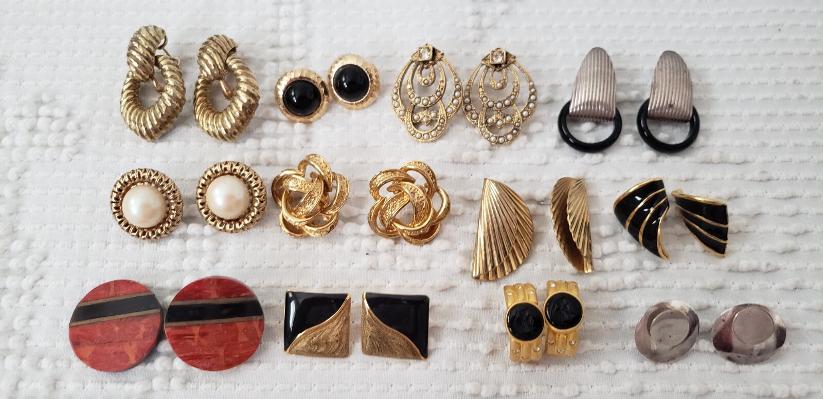 LOT OF VINTAGE 1950s-1980s COSTUME JEWELRY 12 PAIR OF EARRINGS