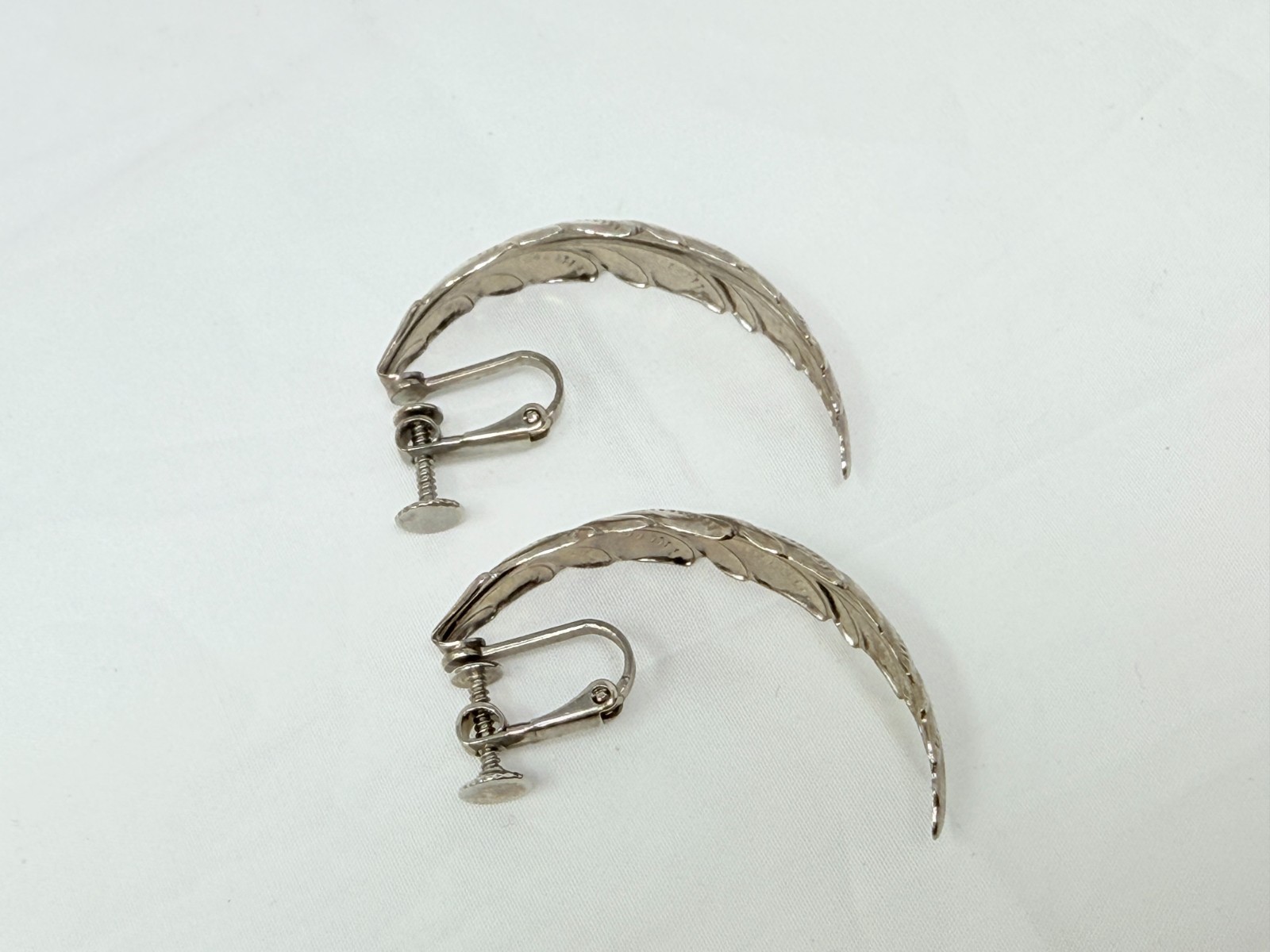 Vintage Silver tone Textured Leaf Half Hoop Adjustable Clip on Earrings