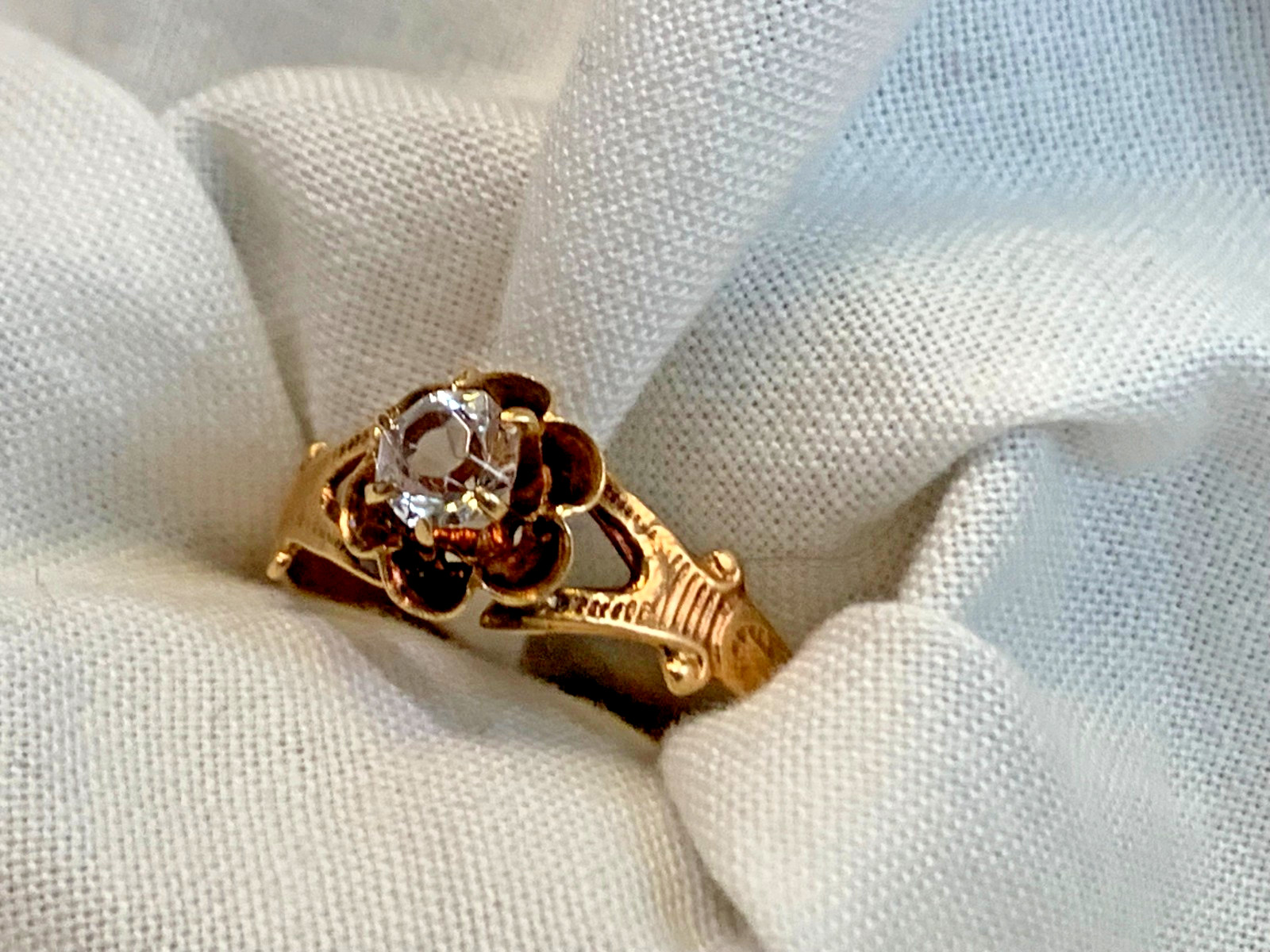 Vtg 14K Yellow Gold Ring 1.7g Fine Jewelry Size 7 Band Clear Round Stone *READ*
