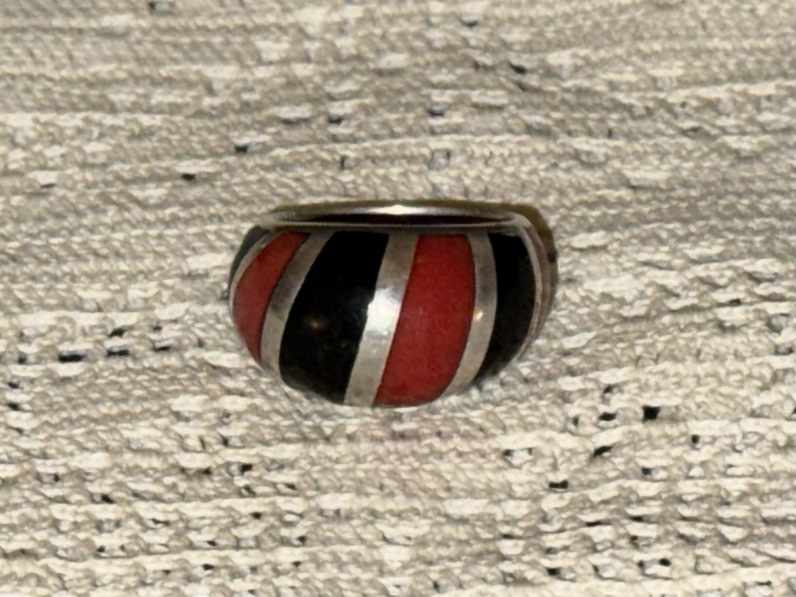 VINTAGE RED & BLACK CORAL INLAY STERLING SILVER DOME RING