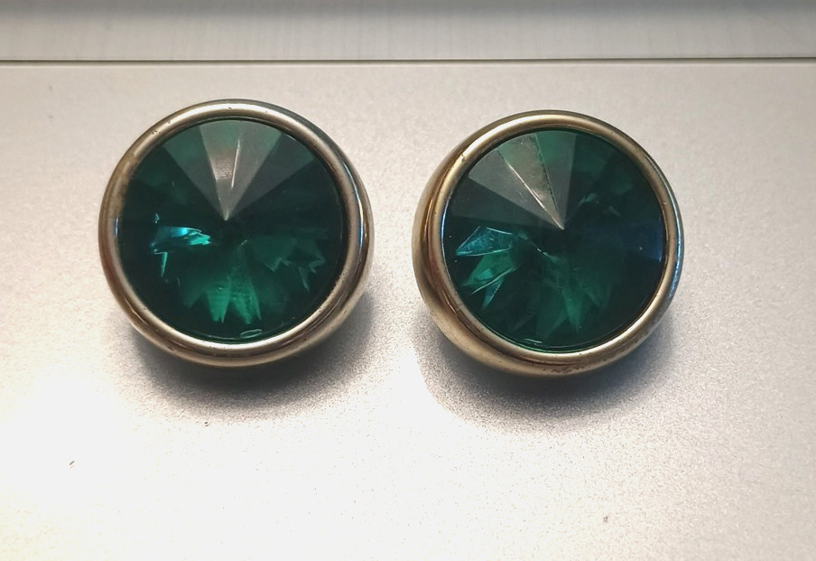 Vtg VIVID GREEN Multi faceted Round Clip On Gold Tone trim .75″ Retro Earrings