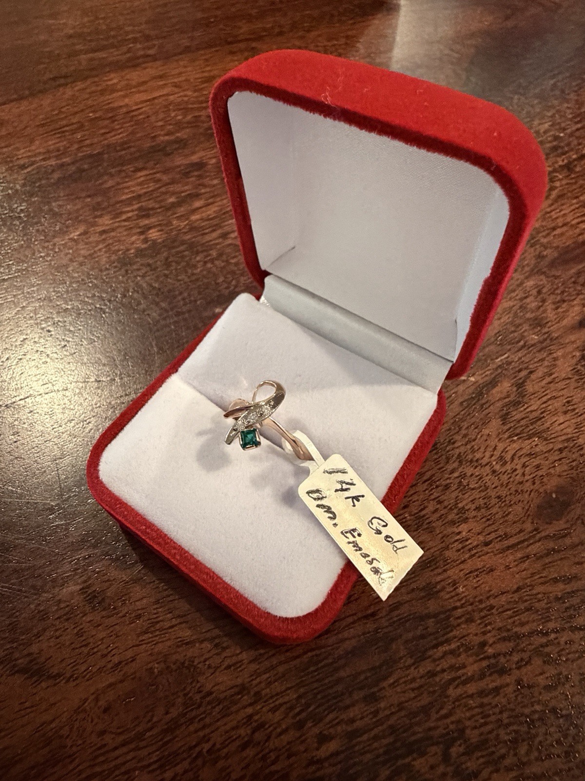 Vintage 14K Gold Emerald & Diamond Accent Ring – Unique Ribbon Design