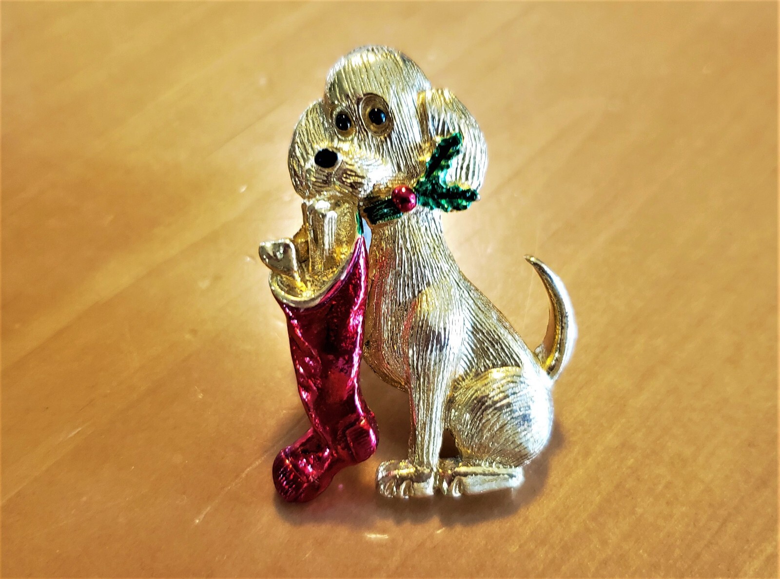 VINTAGE GERRYS CHRISTMAS GOLDPLATE PUPPY RED STOCKING PIN BROOCH COLLECT -1.9″
