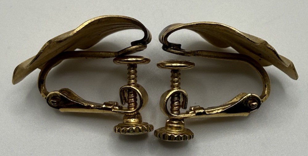 Napier Gold Tone Seashell Screw Back Adjustable Clip On Earrings Vintage