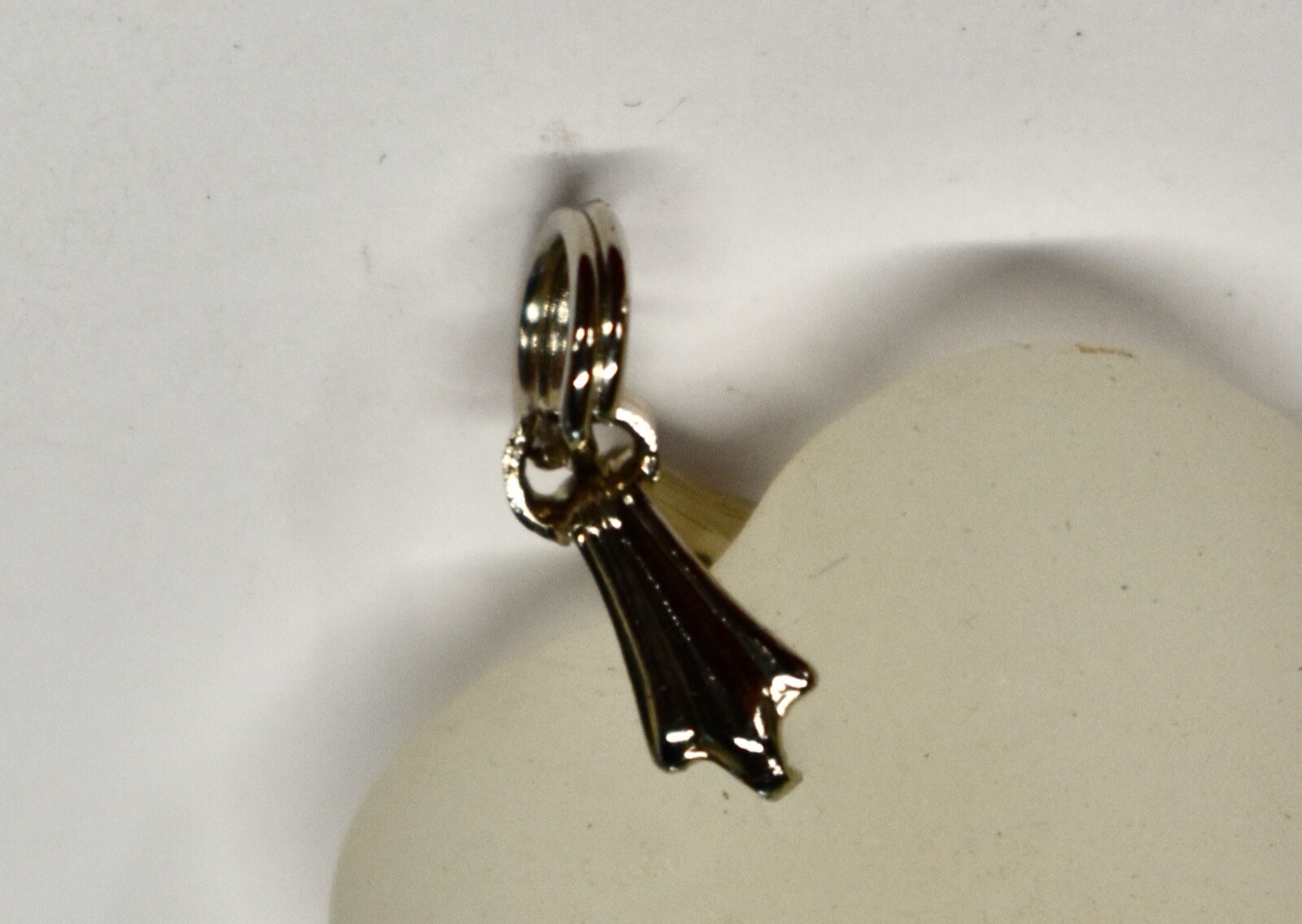 VINTAGE FROSTED WHITE GLASS HEART PENDANT 27mm SILVERTONE BALE