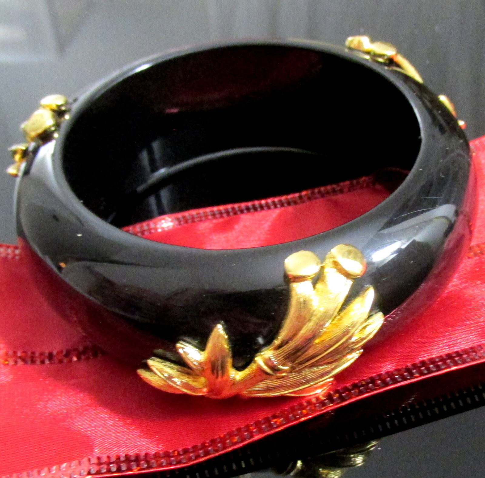 VTG RARE RUNWAY MONET BLACK LUCITE GILT BAMBOO LEAF SOLID WIDE BRACELET BANGLE