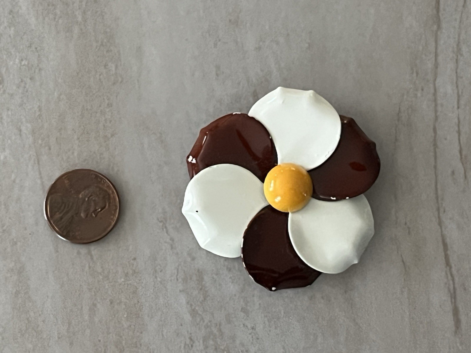 VTG 60’s White & Brown Enamel Yellow Center Daisy Flower Pinwheel Brooch Pin