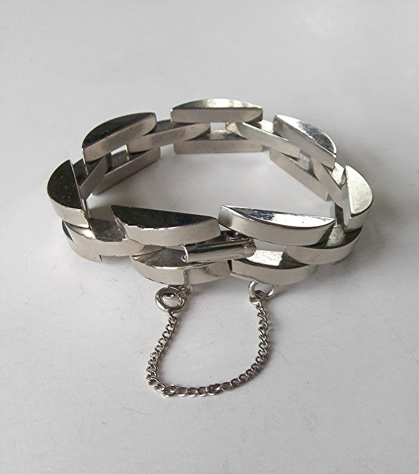 VINTAGE 1970’s BRIGHT CHROME PLATED CHUNKY GATE LINK BRACELET WITH SAFETY CHAIN