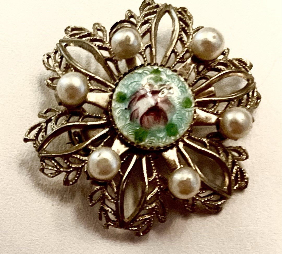Small Collection of Lovely Unbranded Vintage Pins/Brooches/One Pendant/