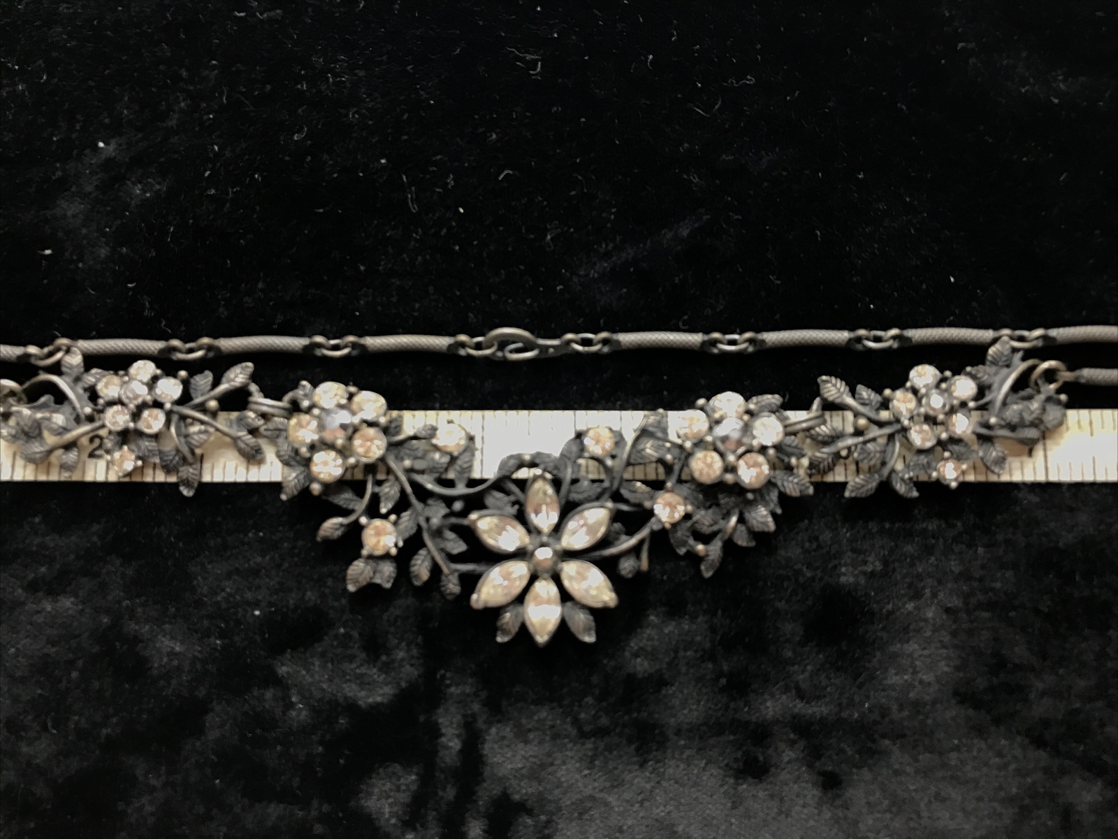 Vintag Pewter Tone Floral Design with Clear White Rhinestones Collar Necklace