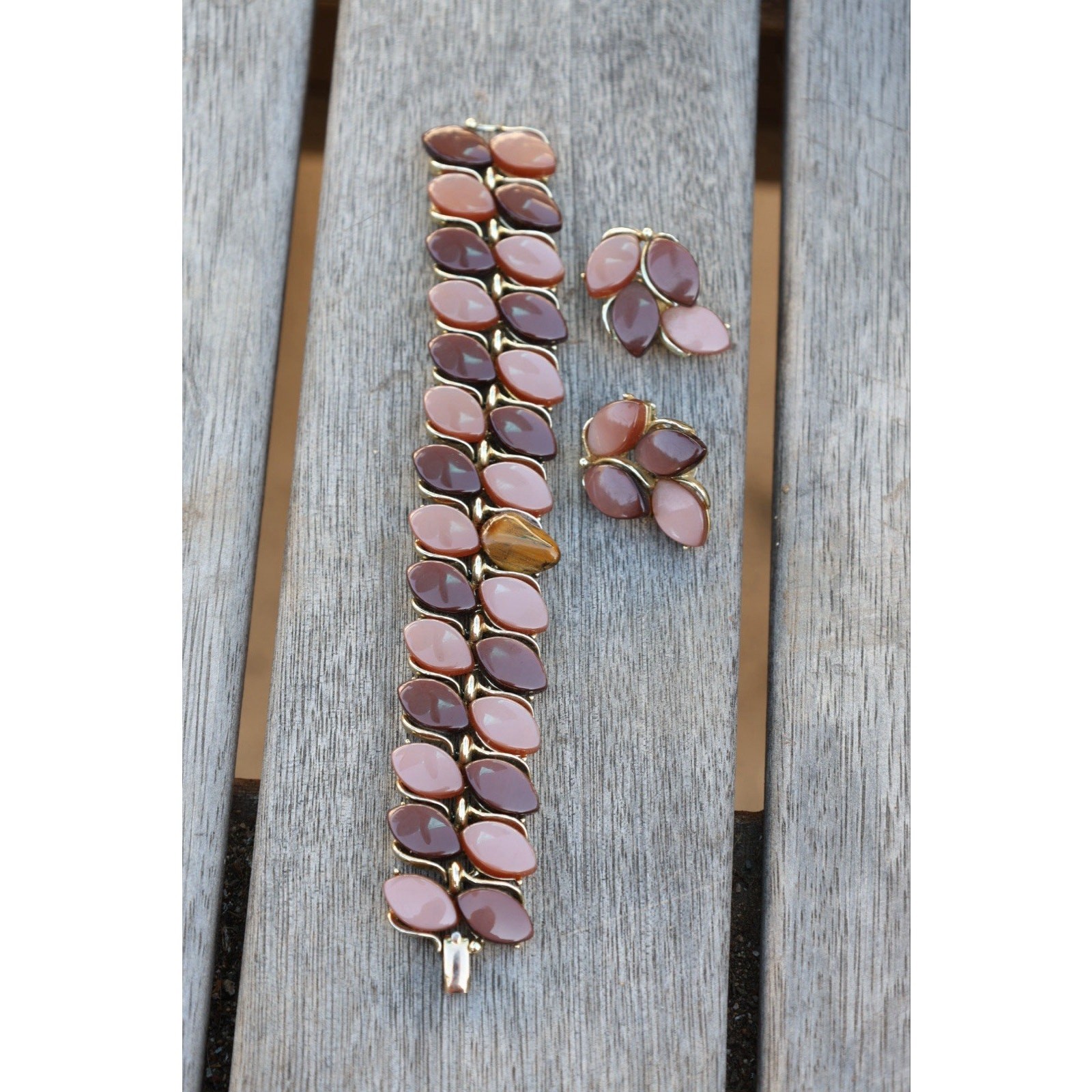 Lisner Thermoset Bracelet Earrings Set Brown Caramel Gold Tone Vintage 1950s