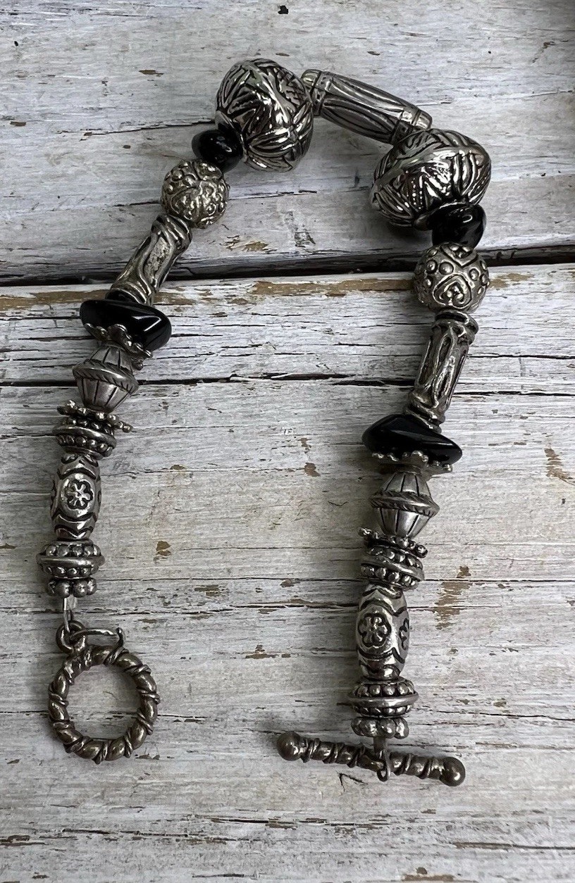 RETRO SILVER & BLACK TONE BEADED BRACELET WITH TOGGLE LOOP COSTUME JEWELRY 🖤