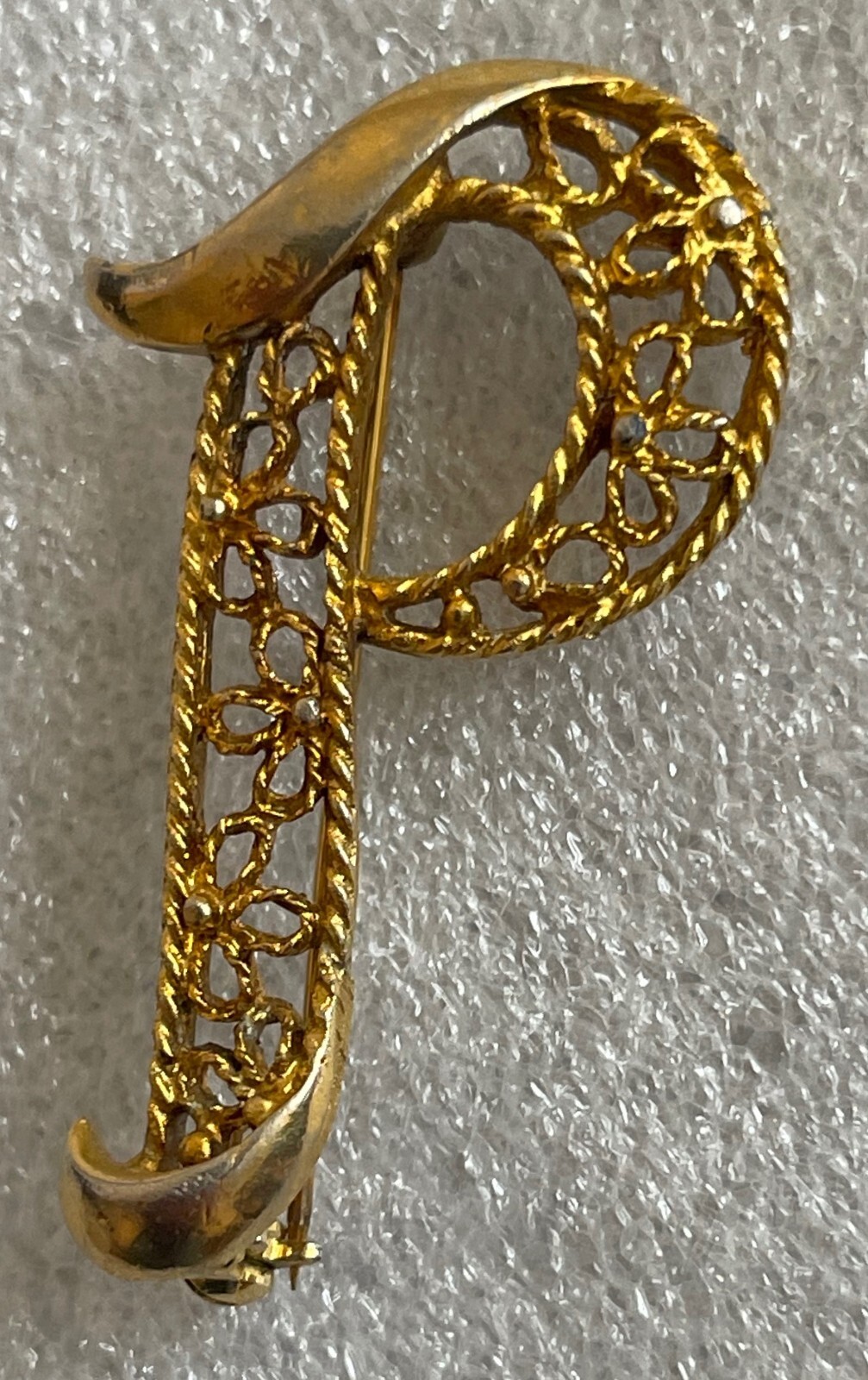 VINTAGE MANSELLE INITIAL LETTER “P” GOLD TONE PIN BROOCH