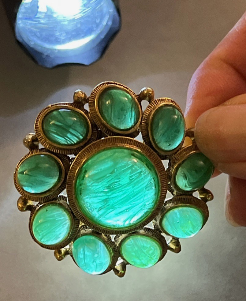 Vintage & Mint WEISS Green Gripoix Glass Cabochon Gold Tone Pin Brooch