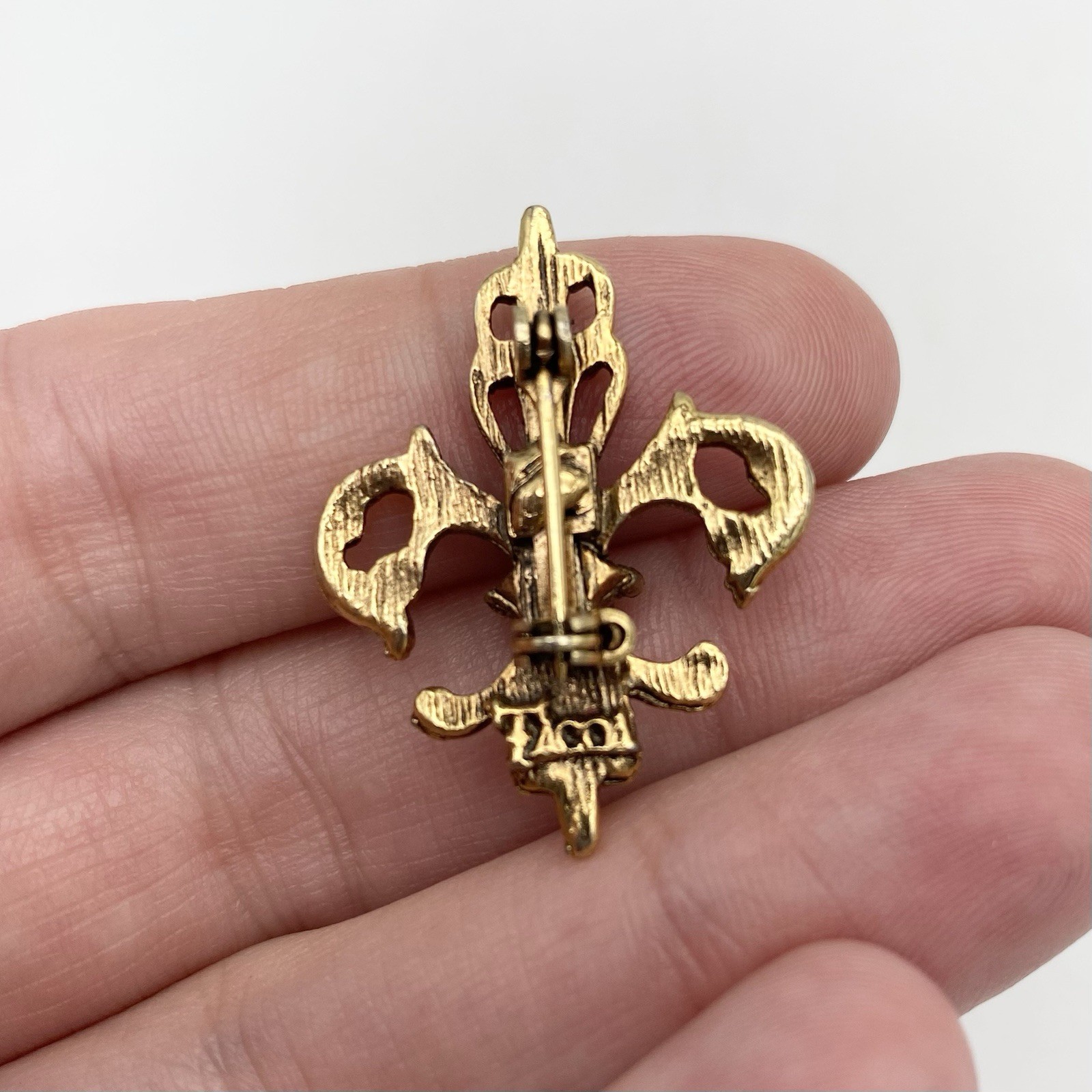 Vintage Brooch Pin Tacoa Fleur Di Lis Red Cabochon Center Gold Tone Jewelry
