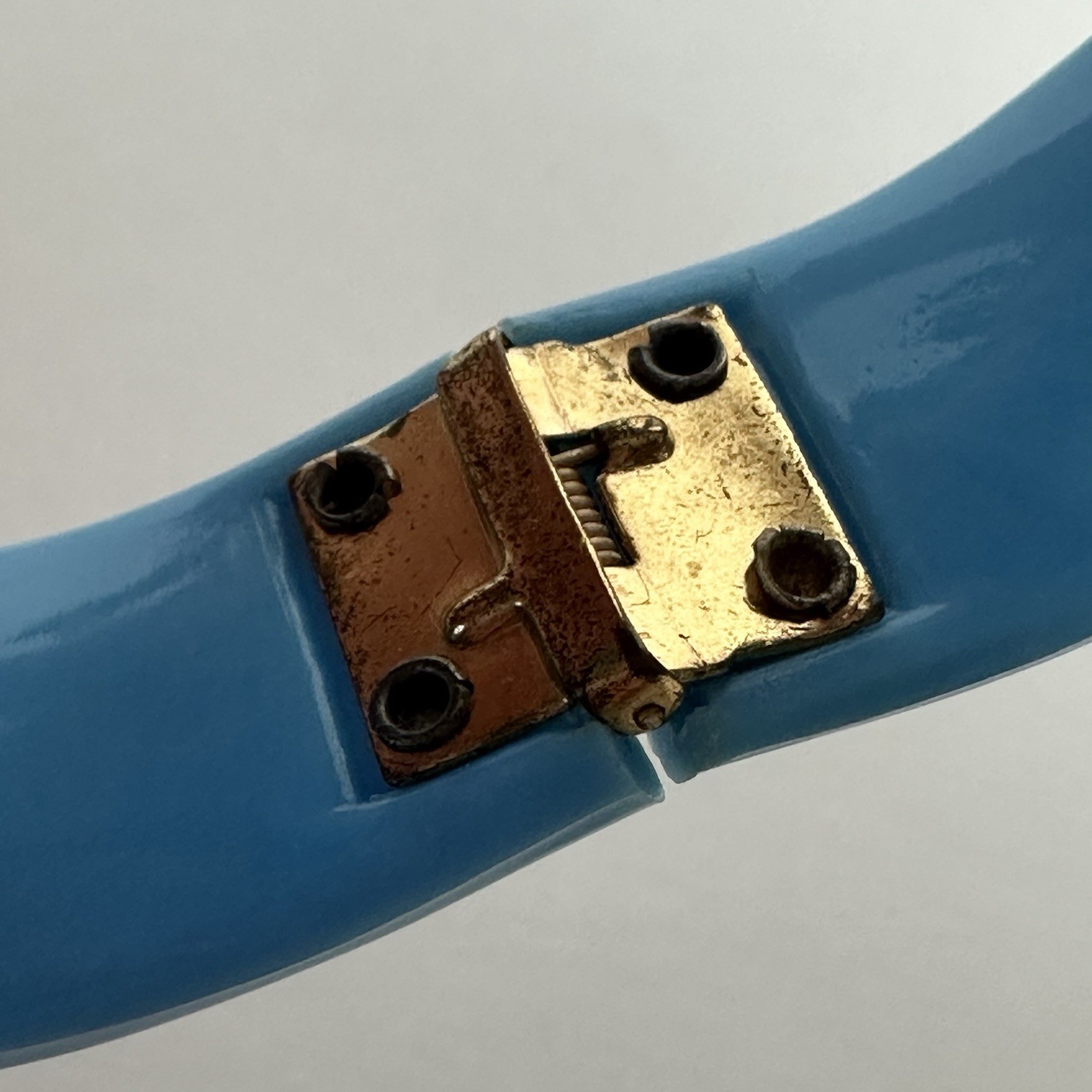 VTG Retro 60s 70s 80s Baby Blue Swirled Plastic Hinged Clamper Bracelet Bangle