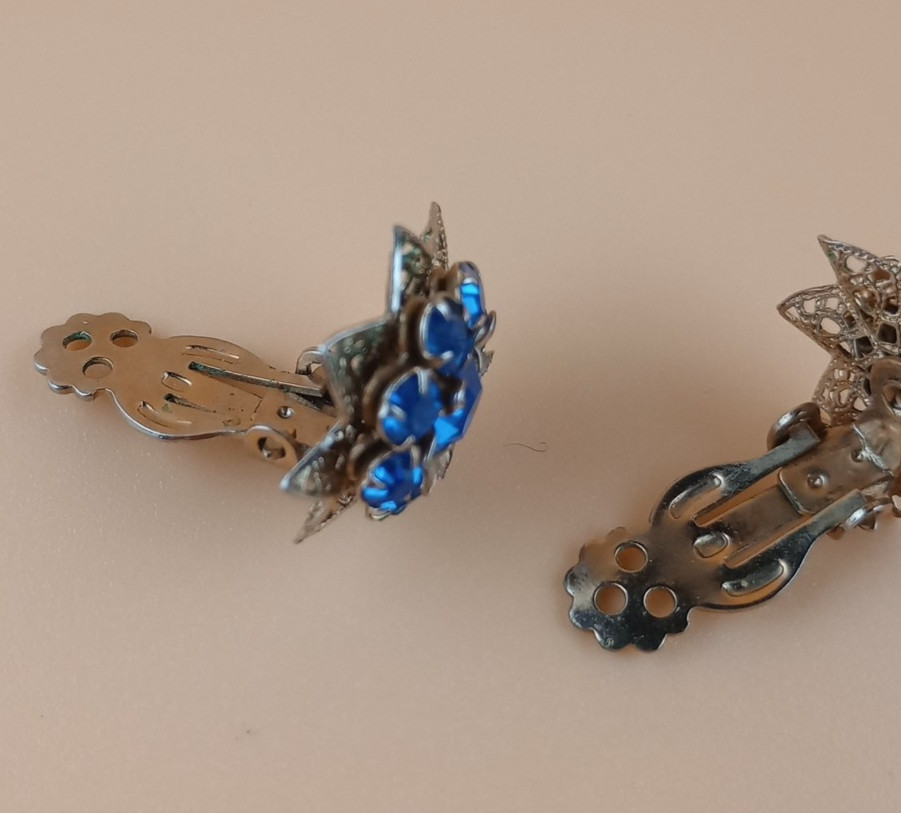 Vintage costume jewelry clip on earrings blue and gold colored metal, work great