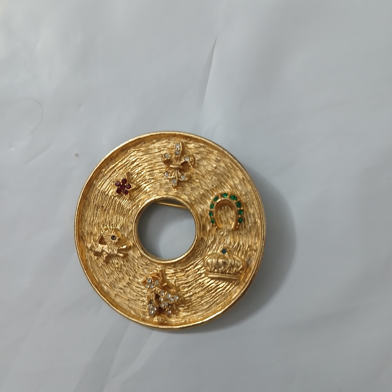 Vintage 1960s Signed Jeanne Gold Tone Lucky Charm Circle Brooch Fleur Horseshoe