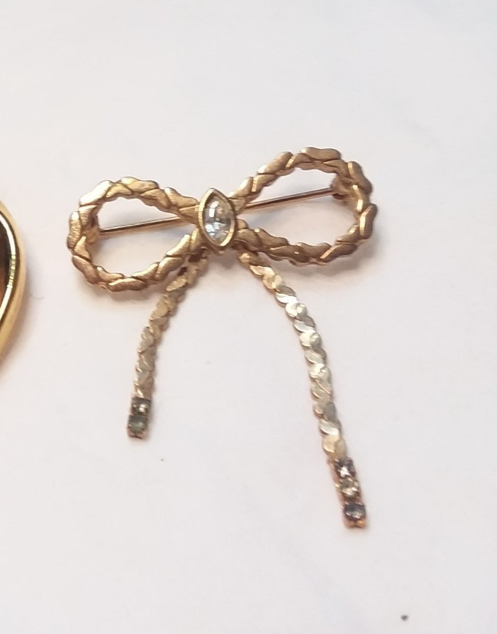 3 Vintage Brooches: 2 Avon, 1 Unbranded 05-01-2026