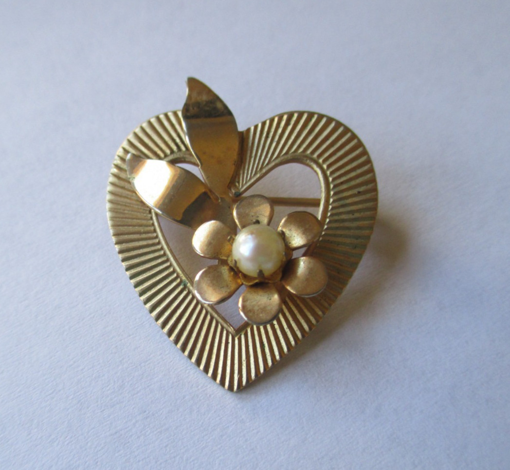 VINTAGE GOLD TONE HEART WITH FLOWER AND WHITE PEARL PRETTY BROOCH PIN 1″X1″