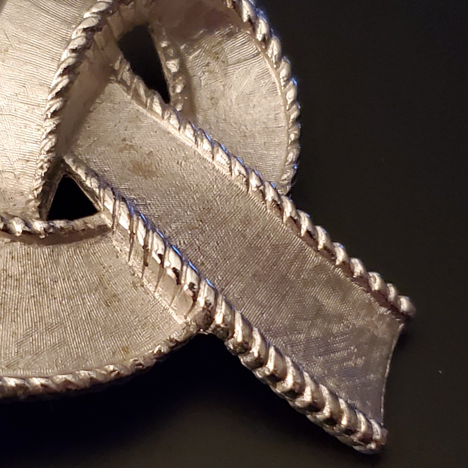 Vtg Crown Trifari 1960’s Brushed Silver Tone Ribbon Pretzel Bow 2 ” Brooch Pin