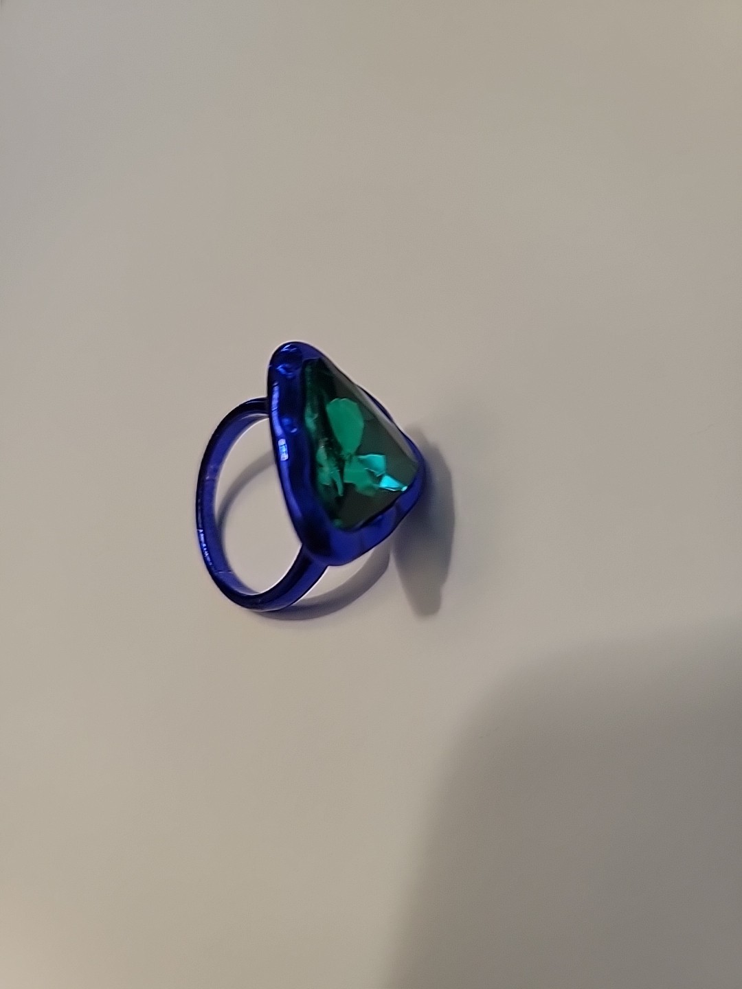 Pretty Vintage Costume Ring Featuring Trillion Cut Emerald Crystal Size 8