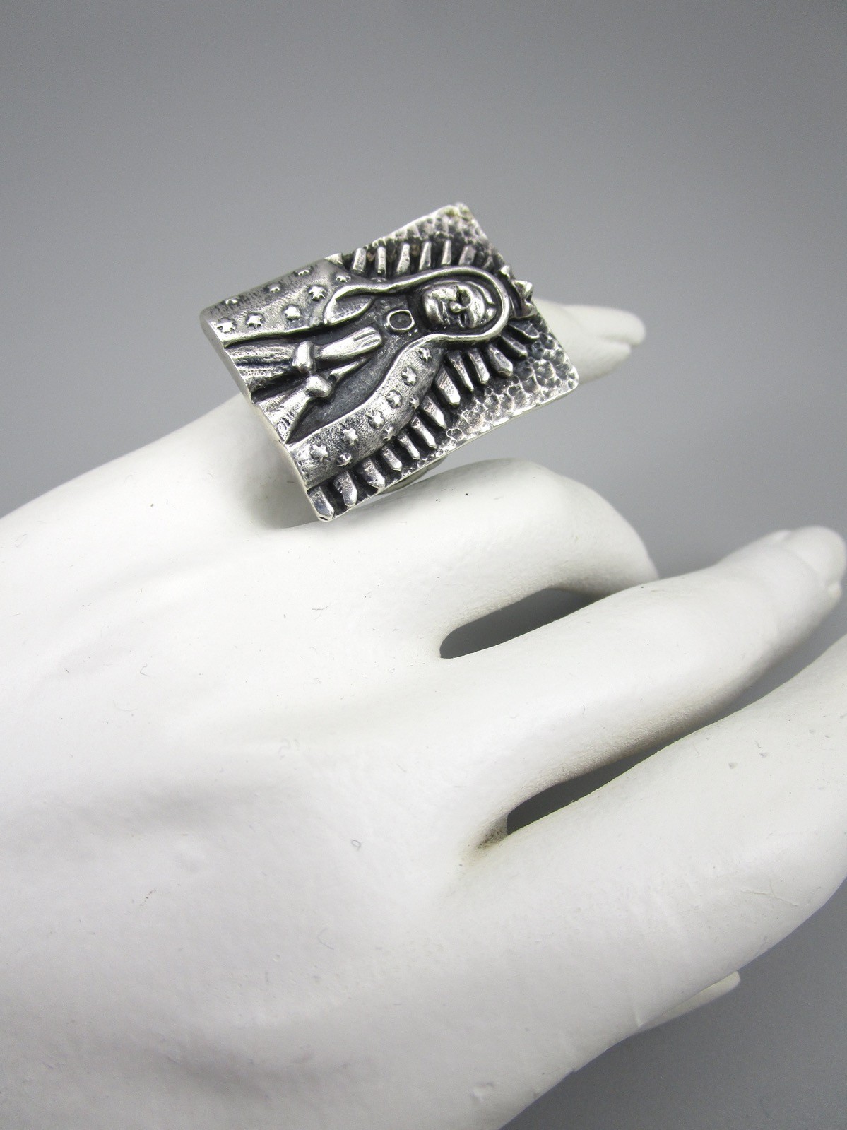 LOVELY DIAN MALOUF STERLING SILVER “OUR LADY OF GUADALUPE” STATEMENT RING SZ 6
