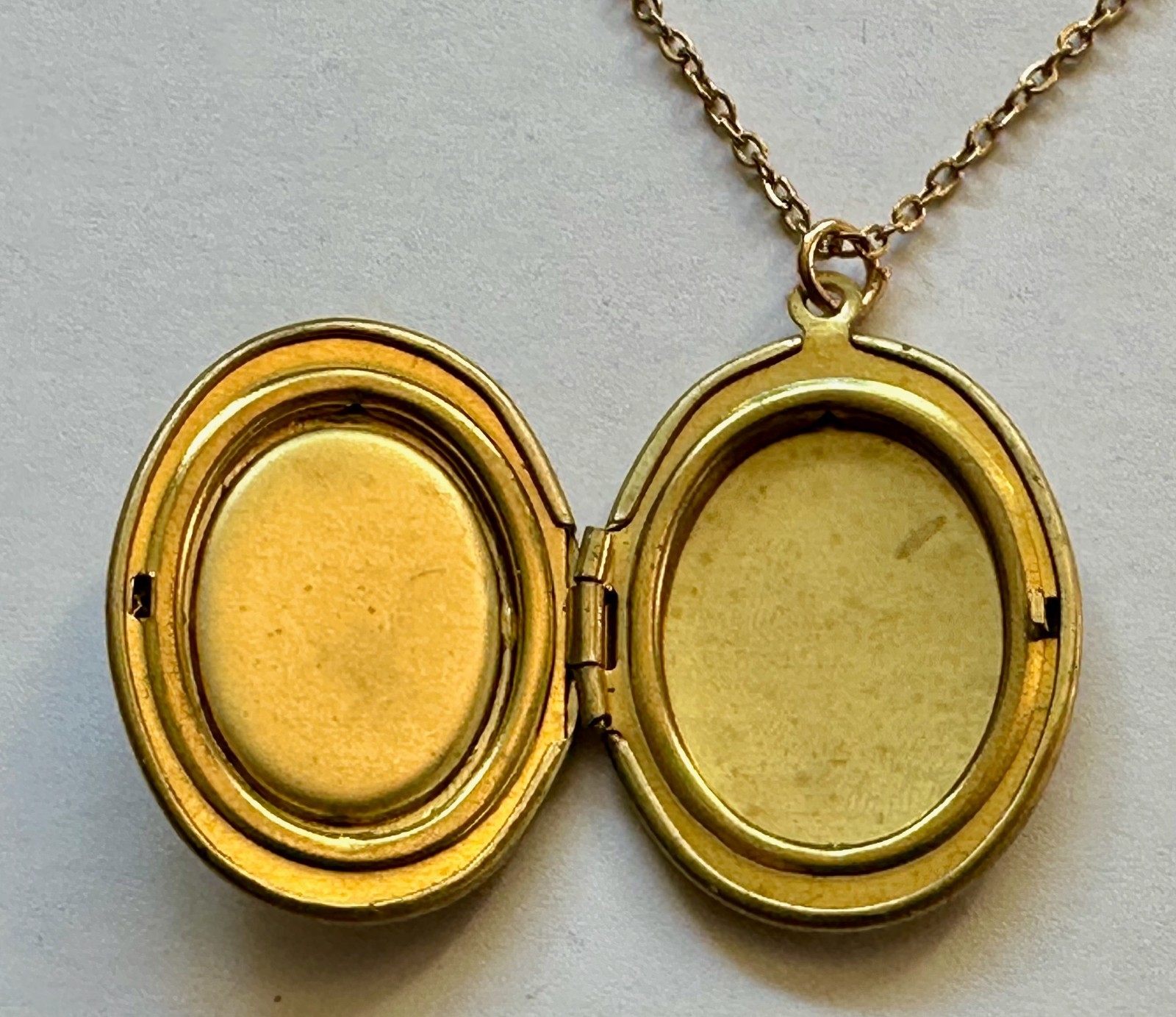 Vintage locket oval brass w PINK flower cabachon pendant 1 1/4″ necklace 20″ GP