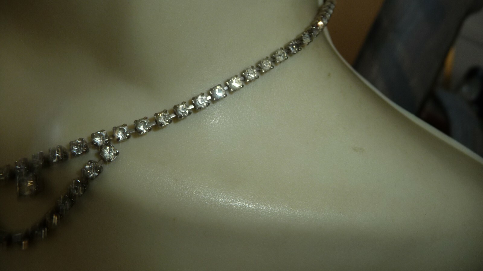 #1/2X vtg costume NECKLACE SILVER TONE w RHINESTONES 7″ L