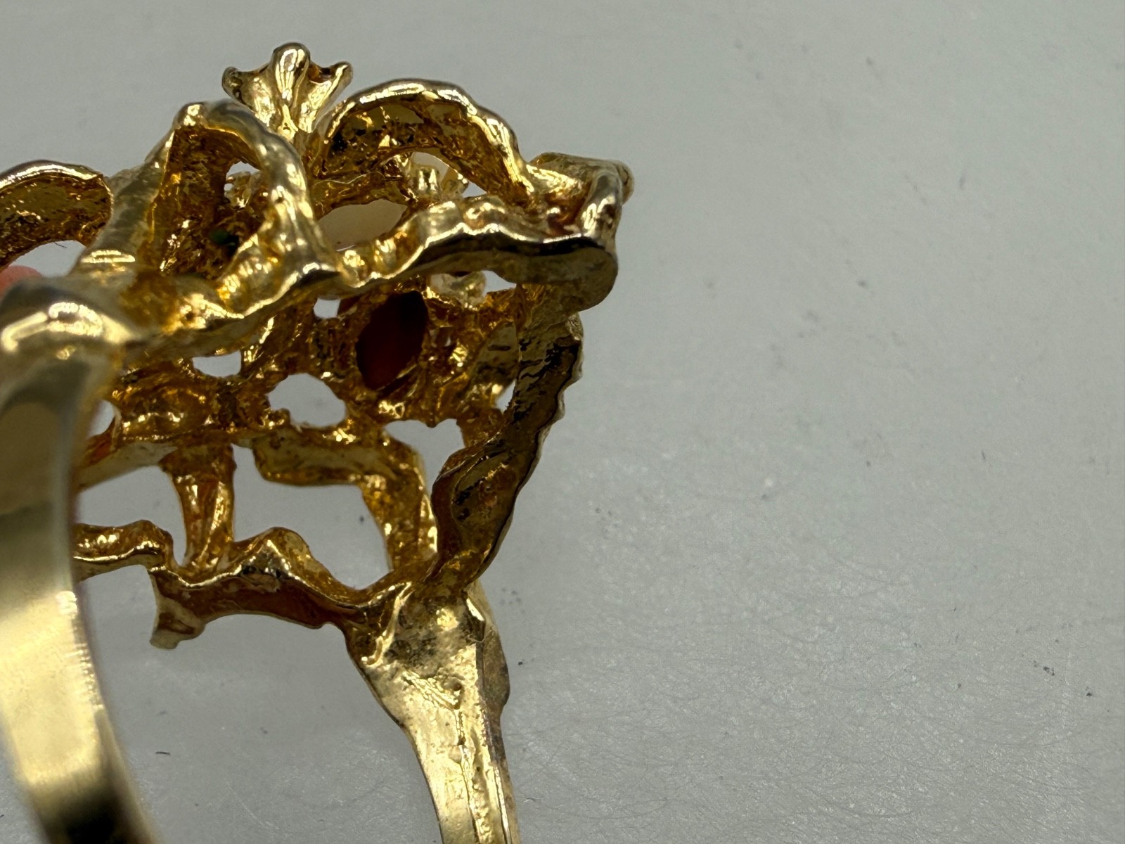 VINTAGE GOLD PLATED OPAL CORAL JADE TIGER’S EYE CLUSTER TEXTURED RING SIZE 5